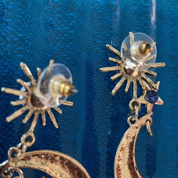 🌙Gold Tone Celestial Moon & Star Drop Earrings⭐️ - Picture 7 of 7